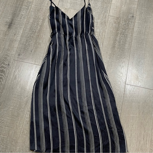 Theory Hammered 100% Silk Wrap MIDI Dress Size 2 Navy - Picture 10 of 11